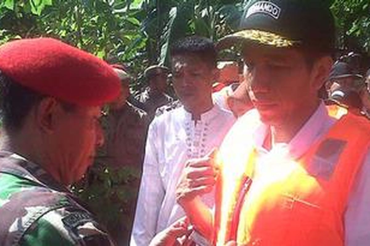 Gubernur DKI Jakarta Joko Widodo saat mengenakan pelampung, sesaat sebelum menyusuri Sungai Ciliwung bersama Kopassus, di Cijantung, Jakart Timur, Jumat (5/4/2013).