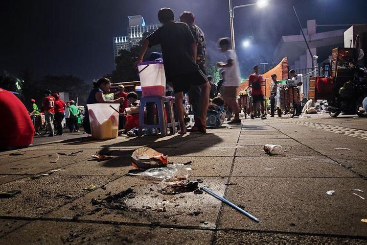 Sampah berceceran di depan gerbang masuk Gelora Bung Karno usai pertandingan Indonesia vs Argentina, Senin (19/6/2023)