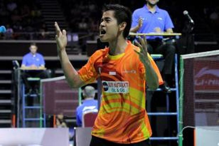 Tunggal putra Indonesia Simon Santoso berteriak setelah memastikan kemenangan atas pemain China, Du Pengyu, pada laga semifinal Singapore Open Supereries yang berlangsung di Indoor Stadium, Sabtu (12/4/2014). Simon menang 16-21, 21-17, 21-17.