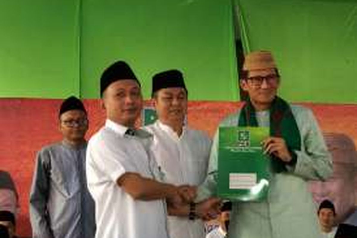 Ketua DPW PKB DKI Jakarta Hasbiallah Ilyas (kanan) dan Sandiaga Uno saat deklarasi calon gubernur DKI Jakarta di Ponpes Al-Qudwah Al-Muquddasah, Jakarta Timur, Kamis (25/8/2016).