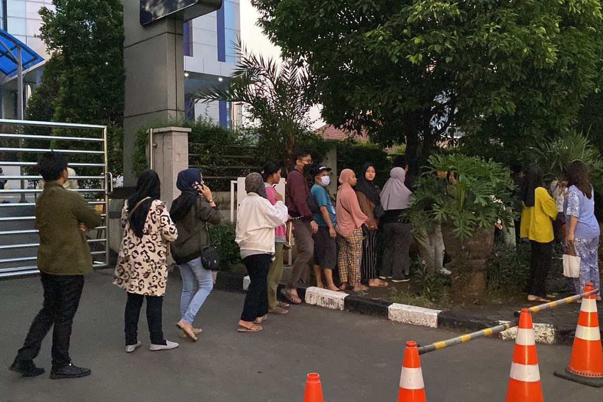 Warga Bekasi terlihat mengantre sejak dini hari demi mendapatkan nomor antrean tukar uang untuk Lebaran di salah satu bank di Jalan Kyai Haji Noer Ali, Kota Bekasi, Kamis (4/4/2024).