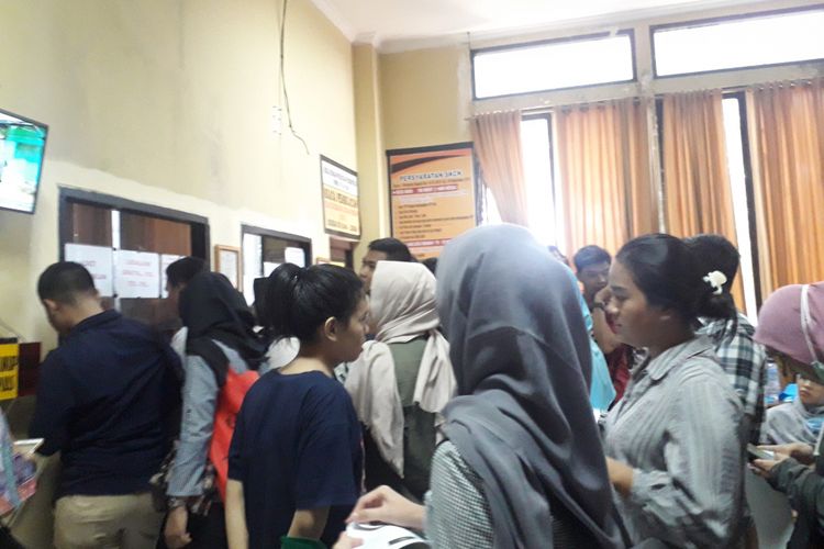 Antrian di dalam ruang pelayanan SKCK Polres Jakarta Timur, Selasa (18/9/2018)