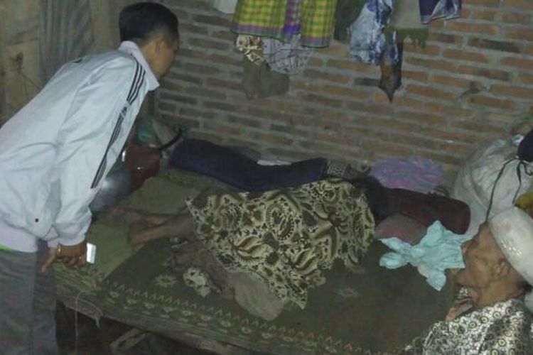 Nenek Urip menderita sakit yang sebelumnya ditemukan tergeletak di tanah di rumahnya Tuksongo, Kecamatan Borobudur, Magelang. Urip kini dirujuk ke RSUD Muntilan, Senin (13/2/2017) malam.