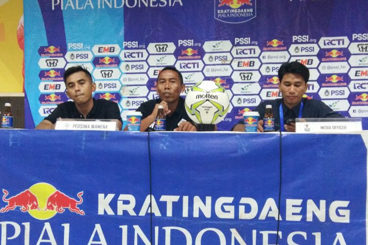 Pelatih Persiwa Wamena Winaryo dan pemain Persiwa Abdul Gofur saat hadir dalam sesi konferensi pers usai laga kontra Persib di Stadion Si Jalak Harupat, Kabupaten Bandung, Senin (11/2/2019).