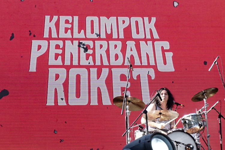 Grup band Kelompok Penerbang Roket saat tampil di panggung Platinum Stage Soundrenaline 2018 di Garuda Wisnu Kencana (GWK), Badung, Bali, Minggu (9/9/2018). 