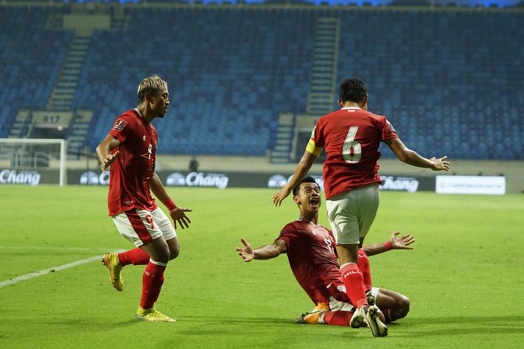 Skuad timnas Indonesia merayakan gol ke gawang Thailand pada laga lanjutan Kualifikasi Piala Dunia 2022 Zona Asia di Stadion Al Maktoum, Dubai, Uni Emirat Arab (UEA), Kamis (3/6/2021) malam WIB.