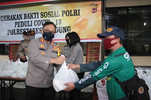 Jelang PSBB Bandung, Polisi Serentak Bagikan Sembako dan Nasi Kotak ke Warga