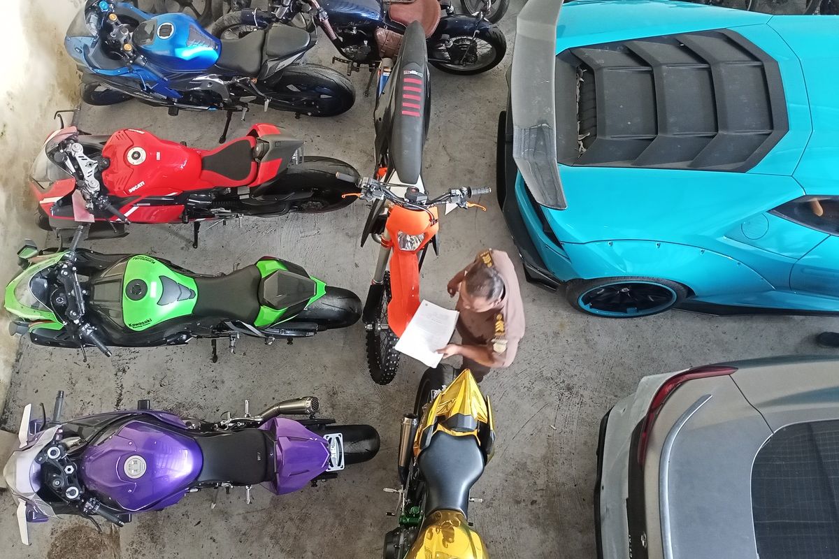 Sejumlah Barang bukti kasus dugaan penipuan aplikasi Quotex yang melibatkan Doni Salmanan Crazy Rich asal Soreang, Kabupaten Bandung, Jawa Barat berhasil diamankan di Kejari Bale Bandung pada Selasa (5/7/2022).