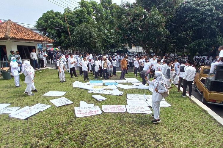 Foto-foto: Ribuan tenaga kesehatan (nakes) honorer Pemerintah Kota Tasikmalaya, berunjukrasa menuntut diangkat PPPK otomatis karena masa pengabdiannya sudah belasan sampai puluhan tahun melayani kesehatan jutaan masyarakat di Kantor DPRD Kota Tasikmalaya, Kamis (28/7/2022).