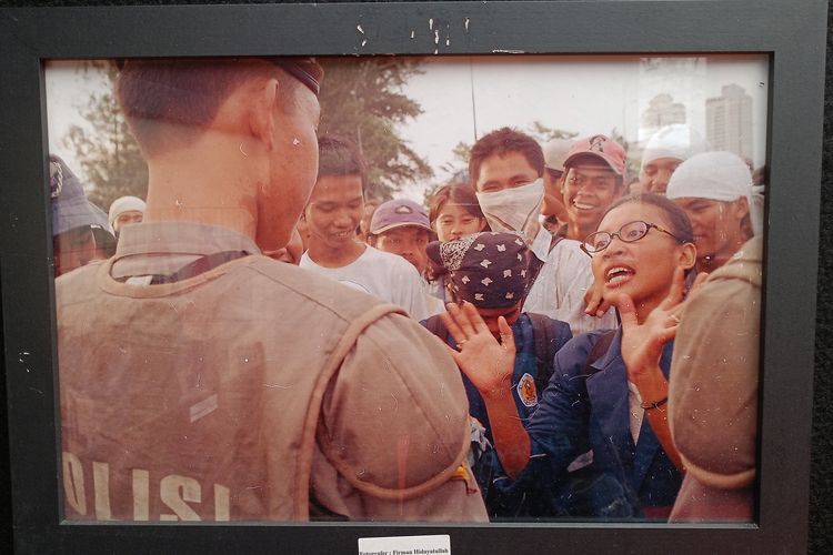 Potret seorang mahasiswi sedang bernegosiasi kepada polisi untuk masuk ke gedung DPR RI yang diabadikan oleh Firman Hidayatullah, seorang fotografer sekaligus aktivis mahasiswa 1998, Senin (15/5/2023).