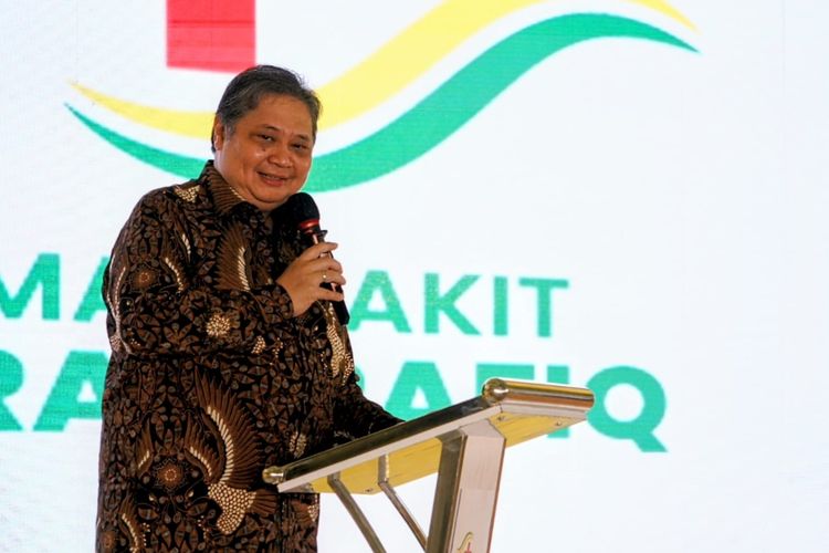 Menteri Koordinator (Menko) Bidang Perekonomian Airlangga Hartarto saat memberikan sambutan dalam acara pembukaan dan peresmian Rumah Sakit (RS) Citra Arafiq Bekasi, Jawa Barat, Rabu (9/8/2023). 