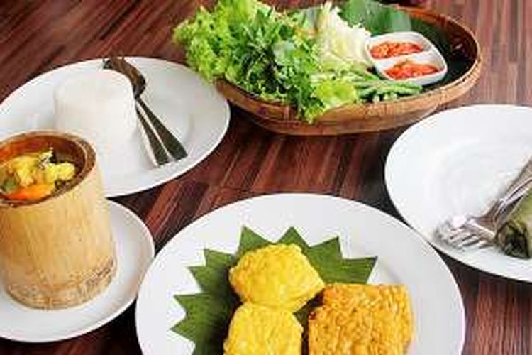 Hidangan sup ikan bambu, salah satu santapan yang tersedia di Warung Sentul, Kecamatan Babakan Madang, Kabupaten Bogor, di jalur alternatif Jakarta-Puncak tak jauh dari Sentul, Kamis (24/3/2016). Sentul tengah berkembang menjadi kawasan wisata yang umumnya menawarkan suasana pedesaan dan alam.
