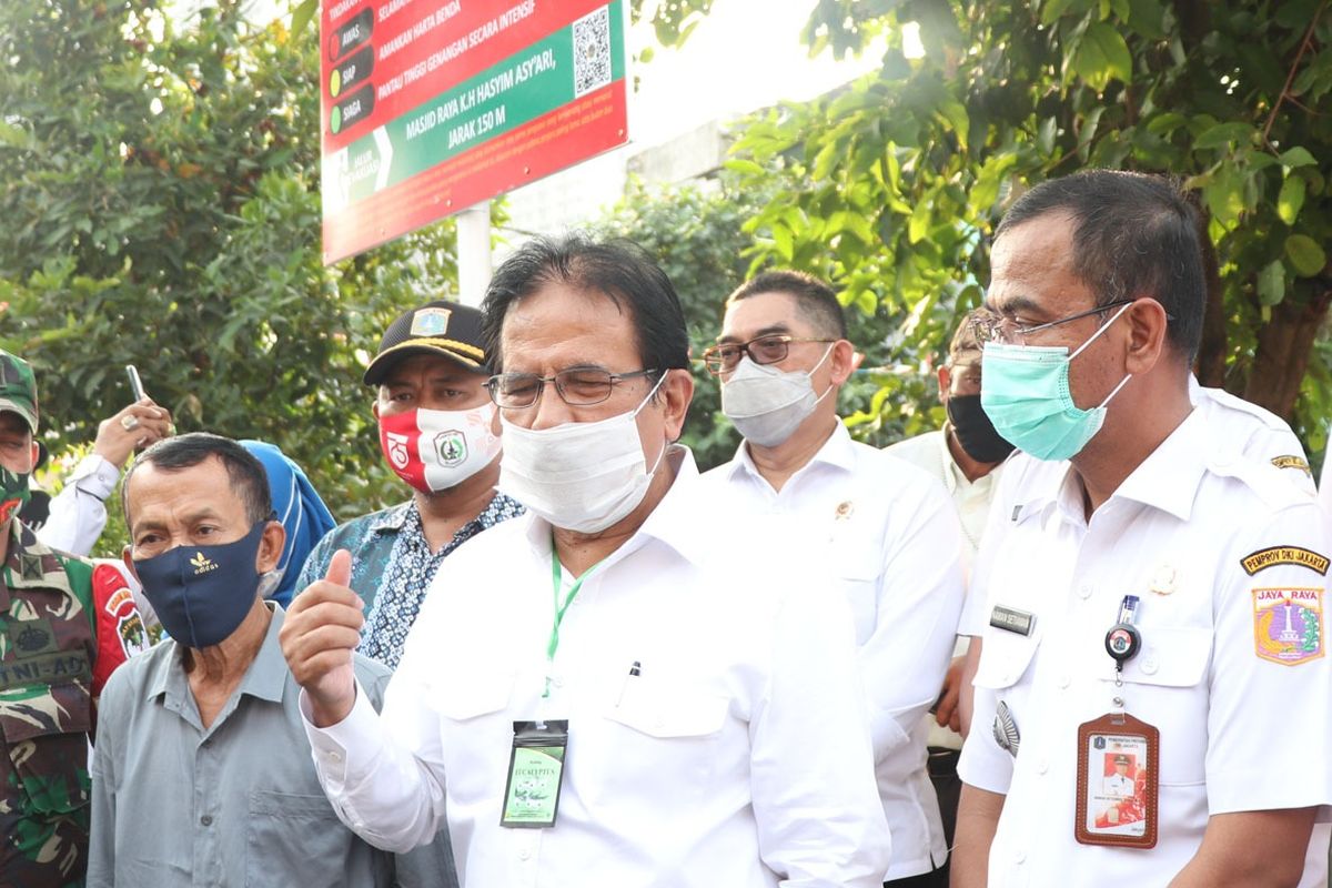 Menteri Agraria dan Tata Ruang/Kepala Badan Pertanahan Nasional Sofyan A Djalil didampingi Dirjen Pengendalian dan Penertiban Tanah dan Ruang Budi Situmorang serta Direktur Sungai dan Pantai Direktorat Sumber Daya Air (SDA) Kementerian Pekerjaan Umum dan Perumahan Rakyat (PUPR) Bob Arthur Lombogia, melakukan pemasangan plang peringatan banjir di Kelurahan Tegal Alur, Kota Administrasi Jakarta Barat, Rabu (05/08/2020).