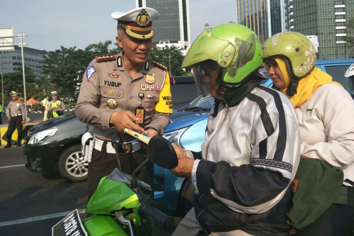 Direktur Lalu Lintas Polda Metro Jaya Kombes Yusuf saat melakukan sosialisasi jelang penerapan ETLE di simpang Sarinah, Jakarta Pusat, Senin (15/10/2018).