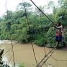 Bertaruh Nyawa pada Seutas Tali di Jembatan Gantung Rusak di Cianjur...