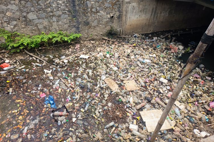 Kali Sipon Tangerang Dipenuhi Sampah, Air Menghitam dan Bau Menyengat