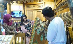 Batik dan Aksesoris IKM Binaan Dekranasda Kabupaten Kediri Meriahkan Pameran Inacraft 2024