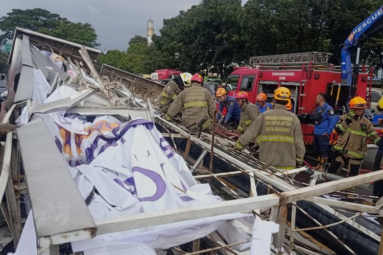 Hujan deras yang terjadi di Kota Bandung sekitar pukul 12.30 WIB hingga pukul 14.00 WIB mengakibatkan satu papan reklame berukuran jumbo di tengah stopan Kircon (Kiaracondong) Bandung atau lampu merah Samsat tumbang diterjang angin.