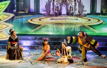 Seniman yang tergabung dalam Teater Koma membawakan teatrikal berjudul Goro-Goro: Mahabarata 2 di Taman Ismail Marzuki, Jakarta Pusat, Rabu (24/7/2019). Lakon ini merupakan produksi ke-158 Teater Koma dan juga sebagai pentas besar pertama Teater Koma di tahun 2019 serta akan dipentaskan di Graha Bhakti Budaya dan Taman Ismail Marzuki mulai 25 Juli hingga 4 Agustus 2019.
