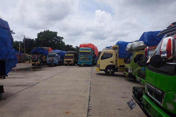 Sejumlah truk sedang parkir di Pelabuhan Bolok, Kabupaten Kupang, NTT