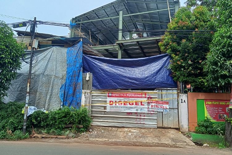 Sebuah bangunan yang disinyalir merupakan pabrik masker di Jalan Utama 1, RT 05 RW 03, Pondok Karya, Pondok Aren, Tangerang Selatan disegel Satpol PP pada Selasa (8/11/2022). Foto diambil sehari setelahnya atau hari ini pada Rabu (9/11/2022)