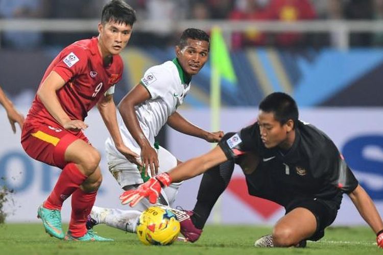 Kurnia Meiga mengamankan gawangnya dari serangan pemain Vietnam pada semifinal Piala AFF 2016, Rabu (7/12/2016).