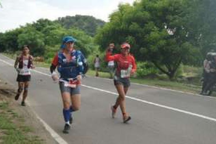 Para pelari dalam lomba lari ultra Lintas Sumbawa 320K, (kiri ke kanan) Andre Mamesah, Alastair MacDonald, dan Lily Suryani, diabadikan sesaat setelah lomba dimulai, Rabu (13/4/2016) sore.