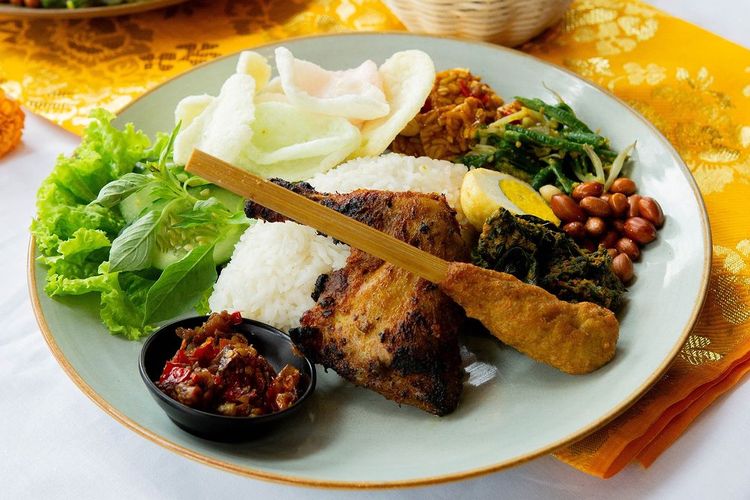 Menu Nasi Ayam Guling di Sate Khas Senayan.