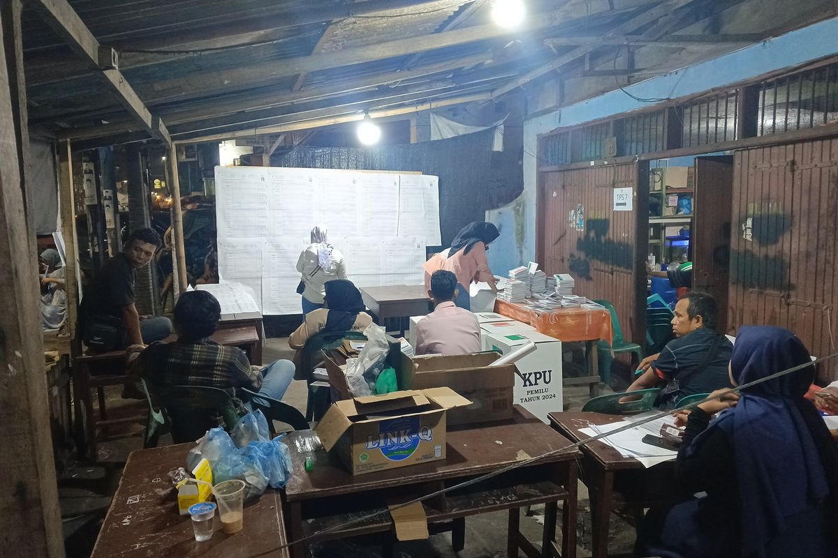 Suasana pemilihan di TPS 7, Kelurahan Tegal Sari, Kecamatan Medan Area, Kota Medan Kamis (15/2/2024) dinihari.