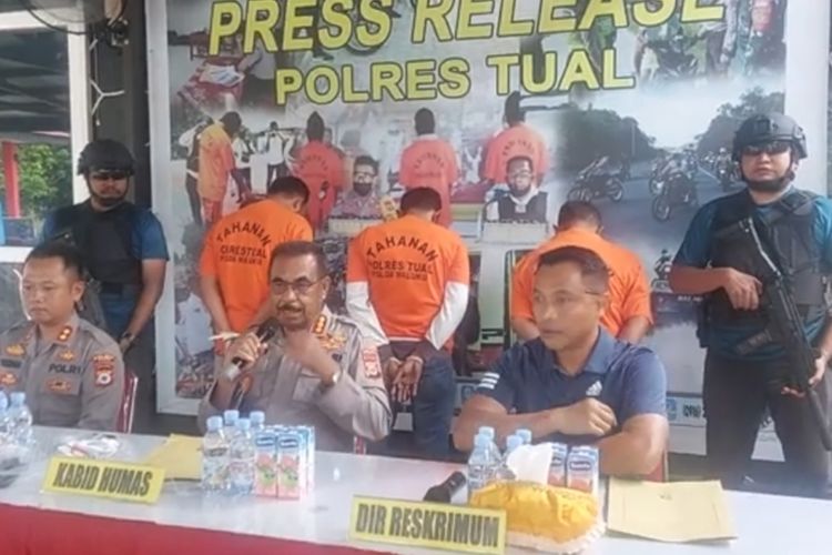 Aparat Polres Tual, Maluku menangkap tiga provokator penyebar hoaks pembakaran rumah ibadah di kota Tual, Sabtu (4/2/2023)
