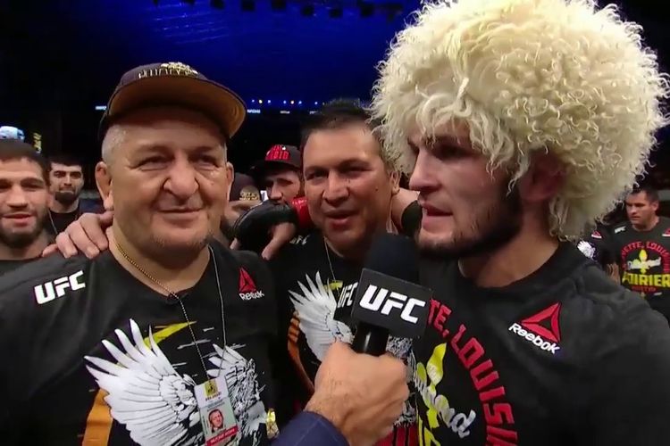 Khabib Nurmagomedov bersama mendiang ayahnya, Abdulmanap, seusai duel melawan Dustin Poirier di ajang UFC 242 pada 7 September 2019.