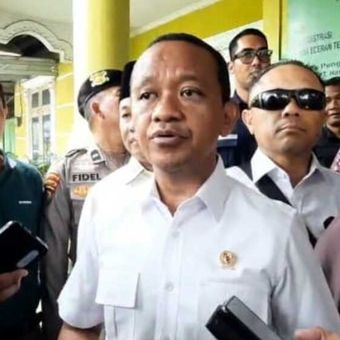 Menteri ESDM, Bahlil Lahadalia saat meninjau pangkalan gas di Jalan Tengku Bey, Kota Pekanbaru, Riau, Rabu (5/2/2025).