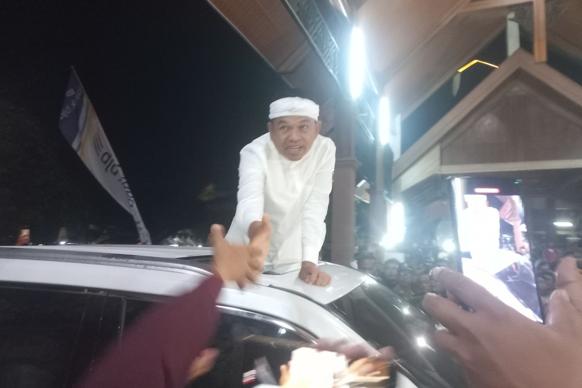 Gubernur Jabar Dedi Mulyadi hadiri pagelaran seni budaya wayang golek dalam rangka Hari Jadi ke-447 Sumedang di Pusat Pemerintahan Sumedang, Minggu (27/4/2025) dini hari WIB. KOMPAS.com/AAM AMINULLAH