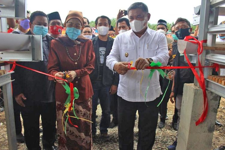 Wakil Bupati (Wabup) Deli Serdang M Ali Yusuf Siregar saat meresmikan DD Farm, program sentra ternak Dompet Dhuafa cabang Waspada Sumut di Desa Bulu Cina, Kecamatan Hamparan Perak, Kabupaten Deli Serdang, Rabu (24/3/2021).
