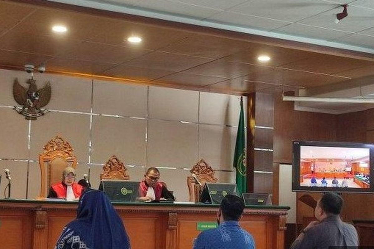 Sekertaris Pimpinan Wali Kota Bandung, Rizal Hilman saat memberikan keterangan dalam sidang suap pengadaan CCTV dan (ISP) dengan terdakwa Sony Setiadi Direktur PT CIFO dan Benny dan Andreas Guntoro dari PT SMA di Pengadilan Tipikor Bandung, Senin (24/7/2023).