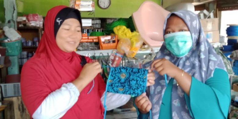Siswi kompetensi keahlian tata busana SMKN 1 Sayung Kabupaten Demak, Jateng, membagikan masker karya mereka sendiri hasil dari pembelajaran daring, untuk mengantisipasi penyebaran wabah covid 19, Jumat (27/3/2020)