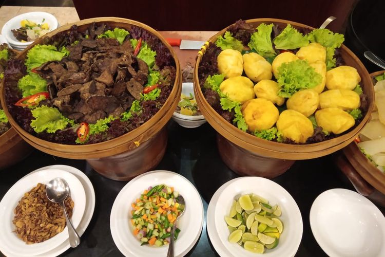Paru goreng dan kentang goreng, bahan isian soto betawi di The Sultan Hotel & Residence Jakarta