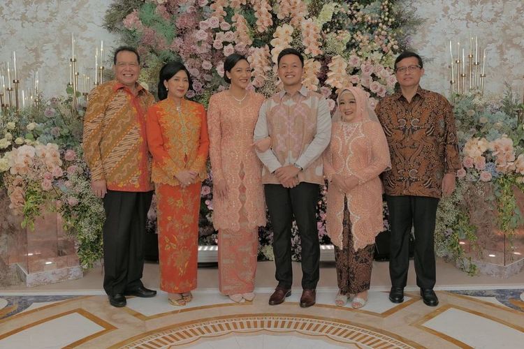 Putri Tanjung dan Guinandra Jatikusumo resmi bertunangan pada Sabtu, 5 Maret 2022.