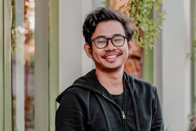 Alumnus Prodi D3 Usaha Perjalanan Wisata UNS, Muhammad Ravie Dwi Agustian sukses menjalankan bisnis skincare menggunakan media sosial (medsos), seperti TikTok.