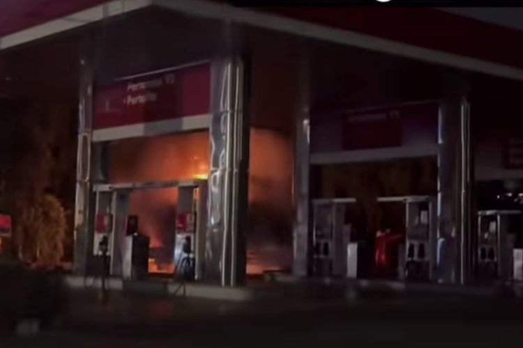 Mobil tangki BBM terbakar di SPBU daerah Slipi Jaya, Jakarta Barat, Sabtu (11/10/2025).