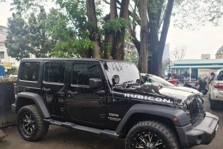 Mobil mewah Rubicon terparkir di halaman gedung Pengadilan Negeri (PN) Medan, diduga milik hakim yang bertugas. 