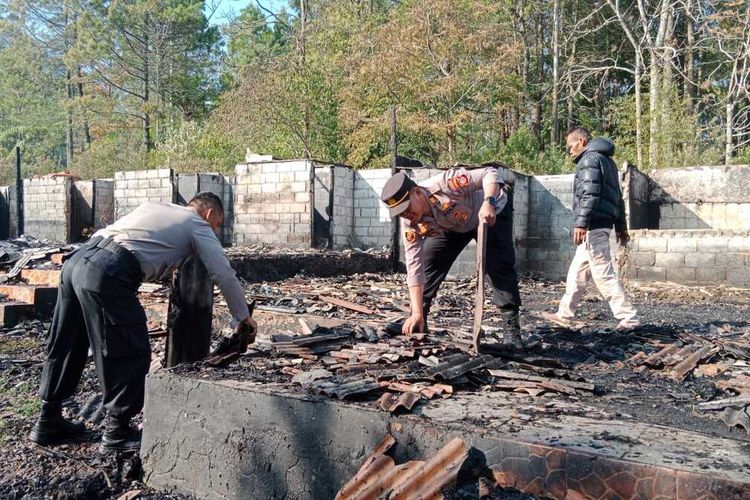 Sejumlah petugas dari Kepolisian dan Dinas Pemadam Kebakaran (Disdamkar) Kabupaten Bandung, Jawa Barat tengah mengangkut puing-puing akibat kebakaran yang terjadi di obyek wisata Emte Highland Resort di Jalan Ciwidey - Patengan, Desa Patengan, Kecamatan Rancabali, pada Senin (13/11/2023)