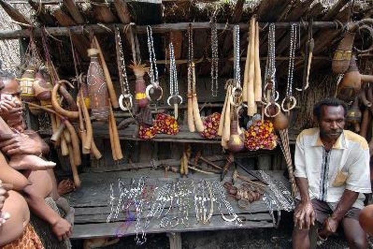 Walau koteka masih menjadi souvenir favorit bagi wisatawan yang berkunjung ke Papua, di lembah Baliem masih banyak pilihan lain seperti kalung manik, tempat air dari labu sampai dengan kapak batu yang mash asli. 