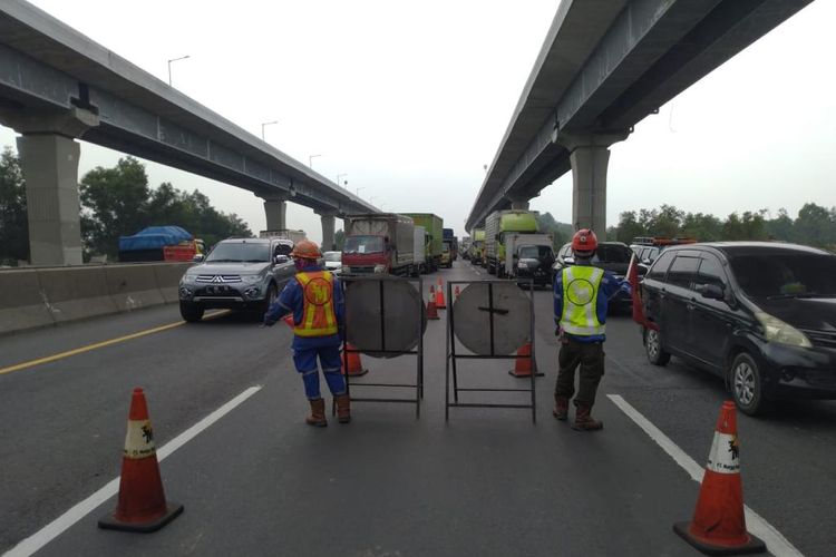 PT Jasamarga Transjawa Tollroad Regional Division akan memberlakukan skema buka tutup lajur di area pekerjaan perbaikan jembatan KM 41 lajur 2 Sarah Cikampek di Tol Jakarta-Cikampek, mulai Selasa (13/10/2020) hing Kamis (15/10/2020).