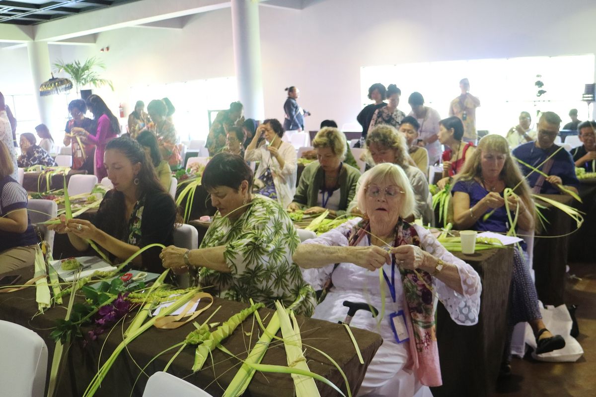 Workshop membuat perhiasan dari janur bersama Teresa Maria Ineke Turangan di event World Flower Council Summit Ke-36, di The Westin Hotel, Nusa Dua, Bali (22/9/2019).