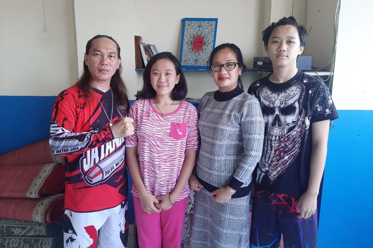 Jacklyn Choppers (paling kiri), Tina Asianurti (dua dari kanan), dan dua anak mereka. Gambar diambil pada Kamis (19/11/2020).