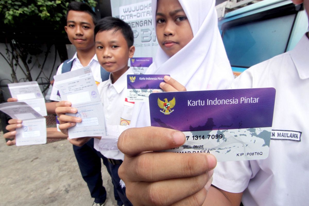 Sejumlah siswa menunjukan Kartu Indonesia Pintar (KIP) beserta buku rekening tabungan BRI dalam sosialisasi dan percepatan pencairan dana Program Indonesia Pintar (PIP) di SMP Negeri 4, Kota Bogor, Jawa Barat, Rabu (2/8).  Kemendikbud melalui Direktorat Pembinaan Sekolah Menengah Pertama menggelar sosialisasi sekaligus percepatan pencairan dana PIP secara serentak di berbagai kabupaten atau kota di seluruh Indonesia, agar siswa dari keluarga tidak mampu dapat menggunakan manfaat PIP untuk keperluan sekolah secepatnya. ANTARAFOTO/Yulius Satria Wijaya/aww/17.