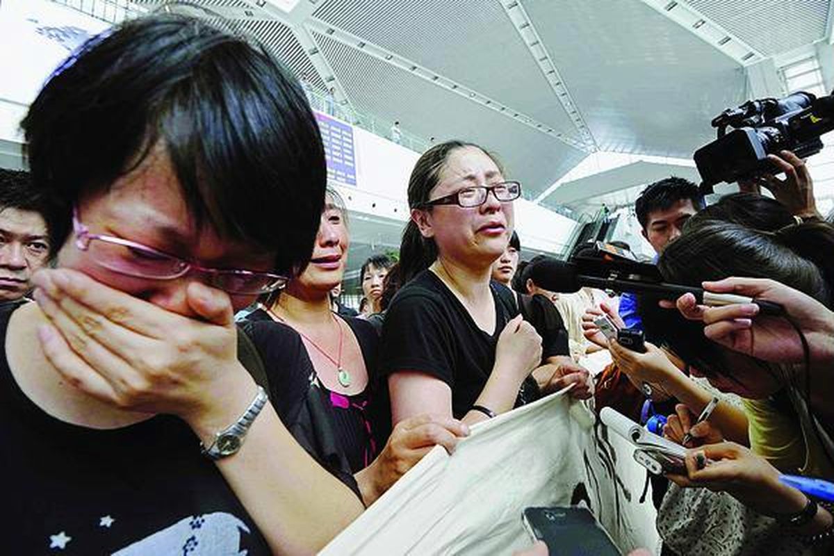 Sanak keluarga korban kecelakaan kereta cepat China berbicara dengan media seraya memegang spanduk, menuntut diungkapnya kebenaran tentang sebab musabab kecelakaan yang merenggut jiwa lusinan orang itu. Mereka berunjuk rasa di depan Stasiun Wenzhou di provinsi timur China, Zhejiang, Rabu (27/7). Pemerintah China menyerukan kampanye keselamatan kereta selama dua bulan penuh, Selasa pekan lalu.