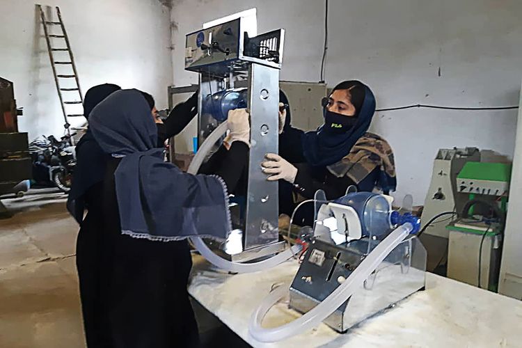 Foto yang diambil pada 8 April 2020, memperlihatkan anggota dari tim robotika yang seluruhnya perempuan membangun ventilator dalam menghadapi virus corona di Herat, Afghanistan. Gadis-gadis ini membangun ventilator murah dari onderdil mobil, di tengah upaya otoritas kesehatan meningkatkan kemampuan mereka untuk menghadapi pasien.