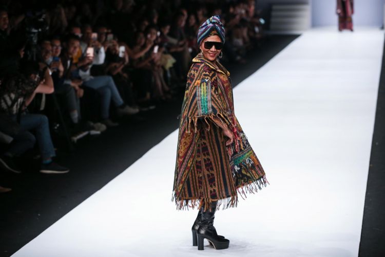 Menteri Kelautan dan Perikanan, Susi Pudjiastuti mengenakan busana rancangan Anne Avantie saat Jakarta Fashion Week 2019 di Senayan City, Jakarta, Selasa (23/10/2018). 